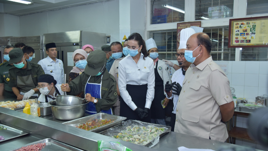 BGN Seluma dan Menpar Tinjau Praktik Siswa SPPI Batch-3 di Dapur NHI