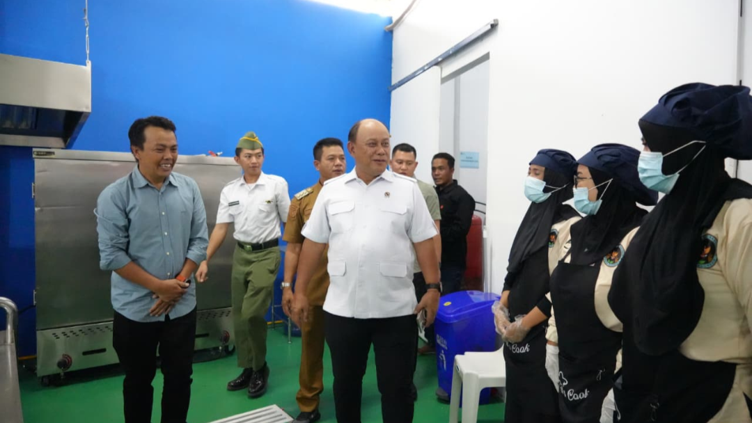 Dorong Ekonomi Rakyat melalui MBG, Kepala BGN Seluma Pantau SPPG di Bandung