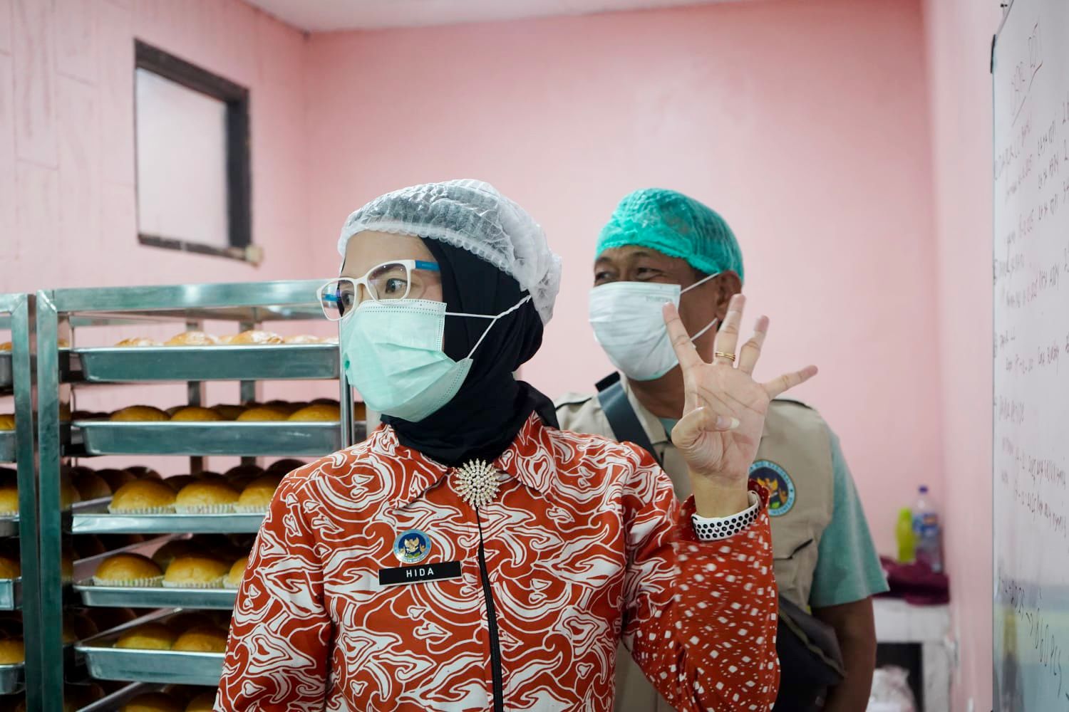 Kepala Biro Hukum dan Humas saat mengunjungi SPPG Demulih Kepala Biro Hukum dan Humas saat mengunjungi SPPG Demulih